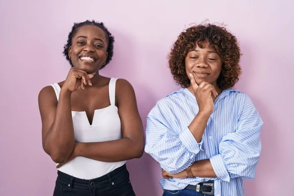 Duas Mulheres Africanas Sobre Fundo Rosa Com Mão Queixo Pensando — Fotografia de Stock