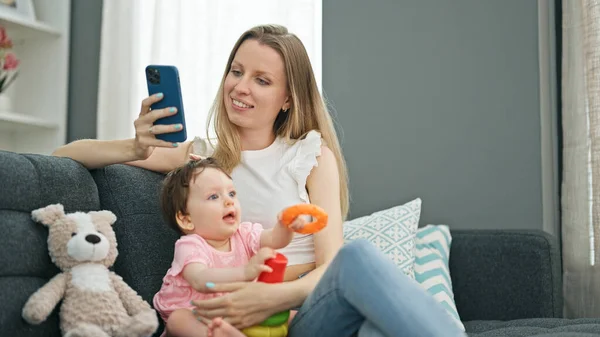 Madre Hija Usando Smartphone Mientras Juegan Con Aros Casa — Foto de Stock