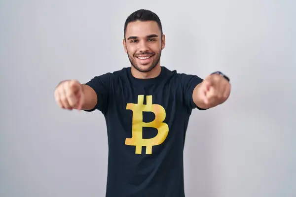 Joven Hombre Hispano Con Camiseta Bitcoin Apuntando Usted Cámara Con —  Fotos de Stock