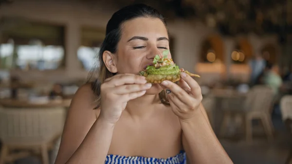 Ung Latinamerikansk Kvinna Äter Fusionsmat Restaurangen — Stockfoto
