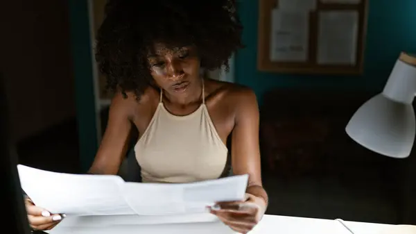 非洲裔美国女商人在办公室阅读文件 — 图库照片