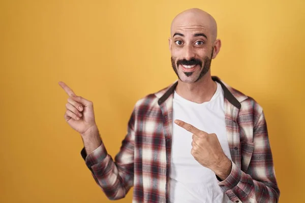 Hispanic Man Beard Standing Yellow Background Smiling Looking Camera Pointing — Stock Photo, Image