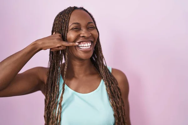 Afroameričanka Stojící Nad Růžovým Pozadím Usmívající Rukou Prsty Gestikuluje Jako — Stock fotografie
