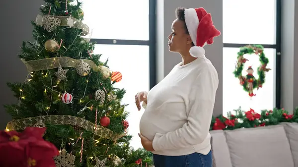 Mladá Těhotná Žena Zdobení Vánoční Stromeček Doma — Stock fotografie