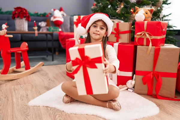 Elinde Noel Hediyesi Tutan Sevimli Spanyol Kız Evde Yerde Oturuyor — Stok fotoğraf