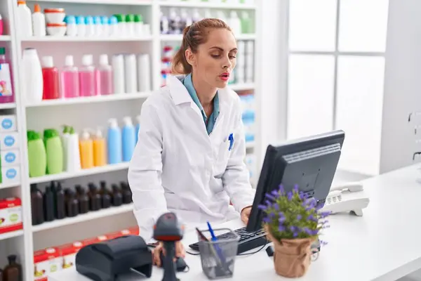 Young Beautiful Hispanic Woman Pharmacist Using Computer Serious Expression Pharmacy — Stockfoto