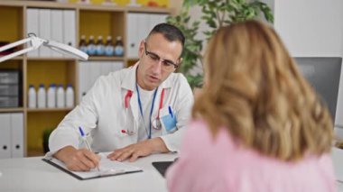 Kadın, erkek, doktor ve hasta klinikte tıbbi danışmanlık yapıyorlar.