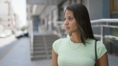 Sokakta kendine güvenen genç Latin kadın gülümsüyor