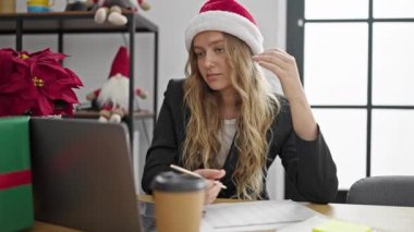 Genç sarışın iş kadını Noel 'i kutluyor ofiste stresli çalışıyor.