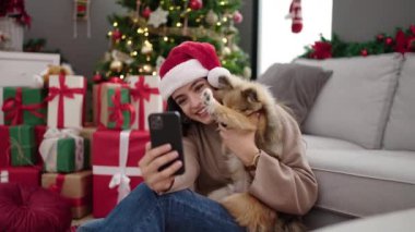 Köpekli genç İspanyol kadın Noel 'i evde kutluyor.