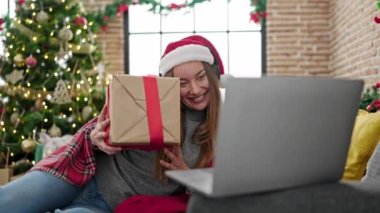 Kafkasyalı genç bir kadın Noel 'i evde kutluyor.