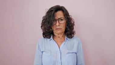 Orta yaşlı İspanyol kadın yüksek sesle bağırarak kulaklarını kapatıyor.