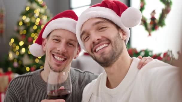 Dois Homens Casal Celebrando Natal Tendo Videochamada Casa — Vídeo de Stock