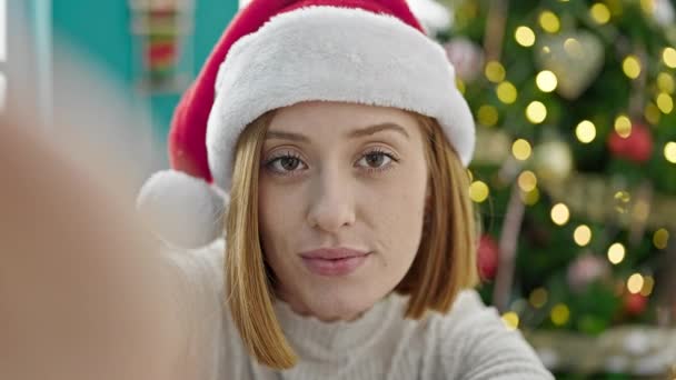 Молода Блондинка Робить Відеодзвінок Махаючи Святкуванням Різдва Вдома — стокове відео