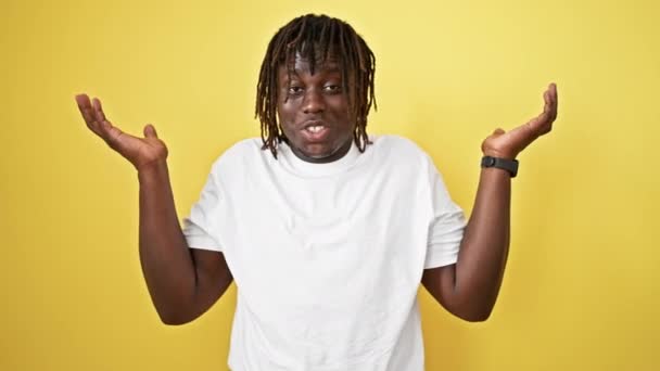Африканський Американець Стоїть Безглуздо Над Ізольованим Жовтим Тлом — стокове відео