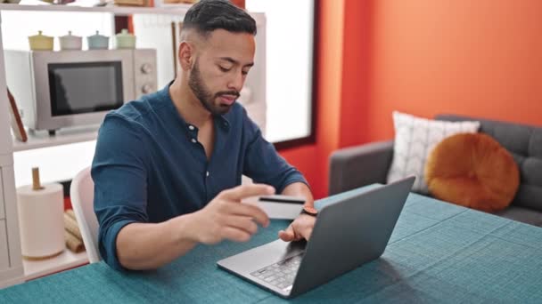 Jonge Spaanse Man Met Creditcard Laptop Raakt Van Streek Bij — Stockvideo