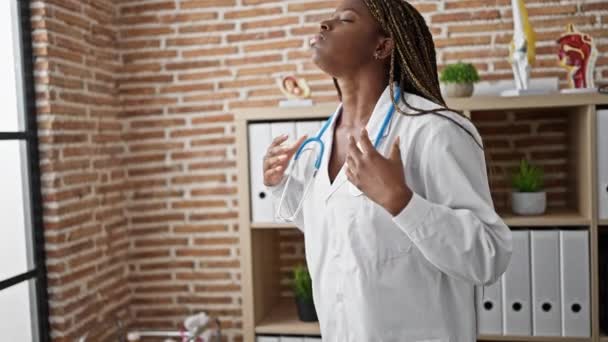 Africano Americano Mulher Médico Cansado Tomando Estetoscópio Fora Clínica — Vídeo de Stock