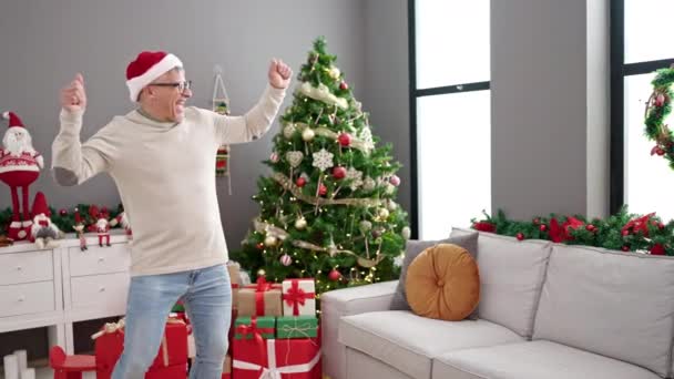 Homem Cabelos Grisalhos Meia Idade Dançando Pela Árvore Natal Casa — Vídeo de Stock