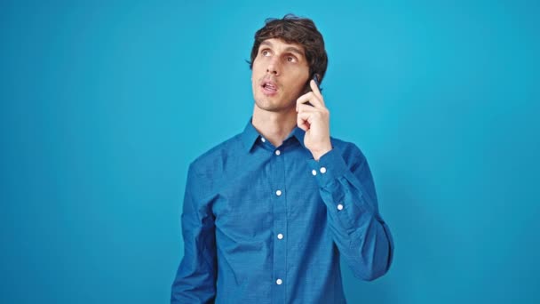 Jonge Spaanse Man Aan Het Praten Smartphone Met Serieuze Expressie — Stockvideo