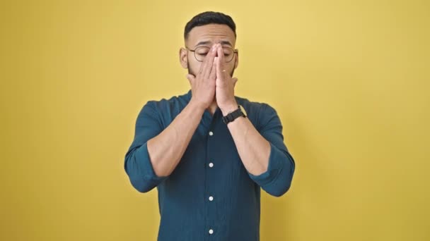 Hombre Hispano Joven Con Alergia Polen Estornuda Sobre Fondo Amarillo — Vídeo de stock