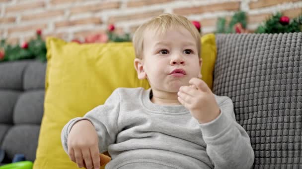 Niño Caucásico Sentado Sofá Comiendo Galletas Casa — Vídeo de stock