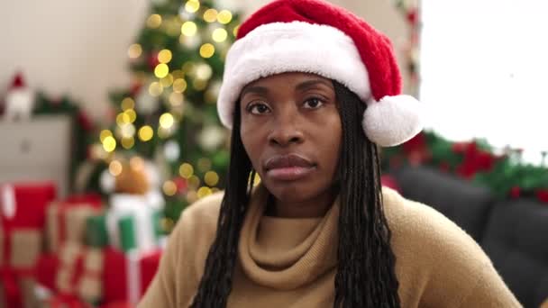 Donna Africana Sorridente Seduta Vicino All Albero Natale Casa — Video Stock