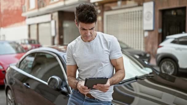 Jovem Hispânico Usando Touchpad Sentado Carro Rua — Vídeo de Stock