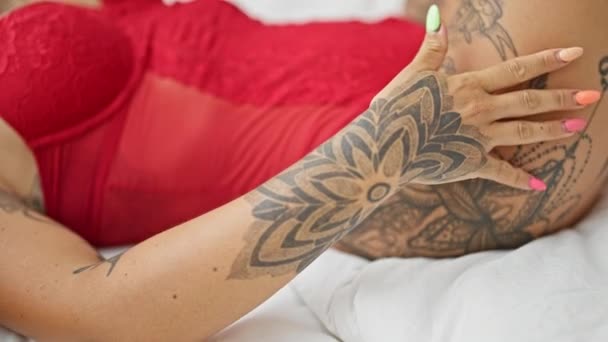 Молодая Красивая Латиноамериканка Нижнем Белье Лежит Кровати Трогает Тело Спальне — стоковое видео