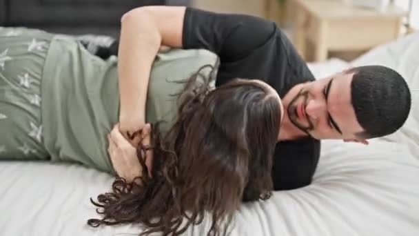 Casal Confiante Desfrutando Uma Manhã Relaxante Deitado Confortavelmente Cama Abraçando — Vídeo de Stock