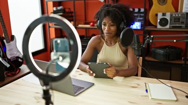 Afrikaans Amerikaanse Vrouw Radio Verslaggever Met Video Gesprek Spreken Radio — Stockvideo