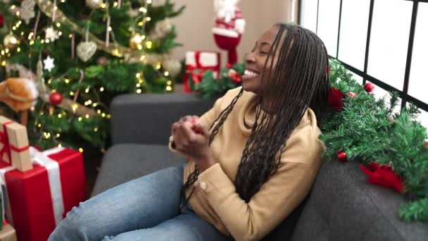 Afrykańska Kobieta Uśmiecha Się Siedząc Przy Choince Domu — Wideo stockowe