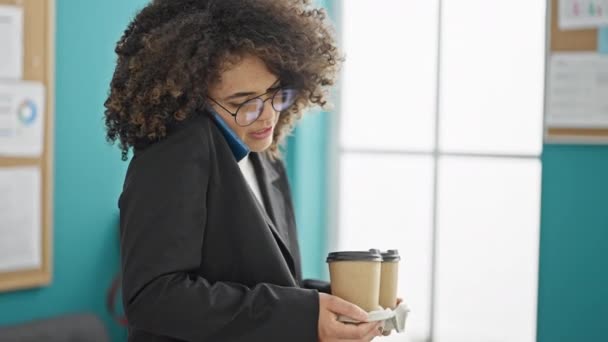 히스패닉 비즈니스 노동자 사무실에서 스마트 폰에서 말하는 커피를 제거와 쟁반을 — 비디오