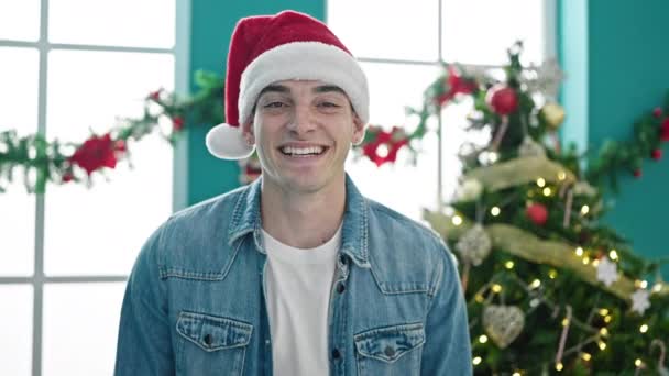 Νεαρός Ισπανός Που Φοράει Χριστουγεννιάτικο Καπέλο Χαμογελώντας Στο Σπίτι — Αρχείο Βίντεο