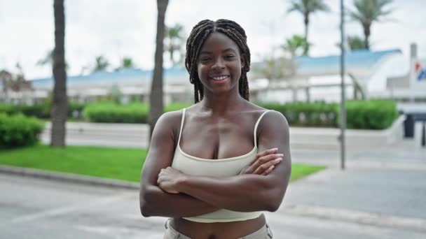 Africano Americano Mulher Com Braços Cruzados Rua — Vídeo de Stock
