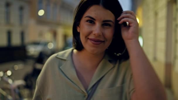 年轻美丽的惊慌失措的女人微笑着 自信地站在夜晚的大街上 — 图库视频影像