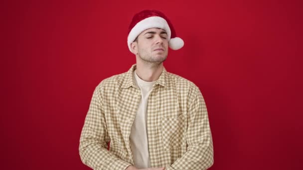 Νεαρός Ισπανός Που Χαμογελάει Φορώντας Χριστουγεννιάτικο Καπέλο Παίρνει Μια Ιδέα — Αρχείο Βίντεο
