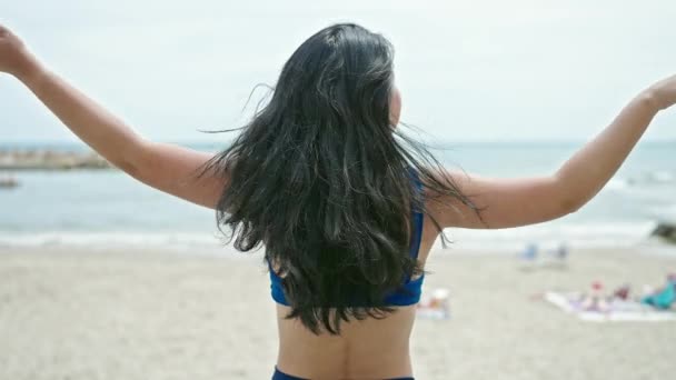 Giovane Turista Cinese Bikini Braccia Aperte Spiaggia — Video Stock