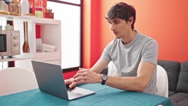 Jovem Hispânico Usando Laptop Inclinado Mesa Para Dormir Lavanderia — Vídeo de Stock