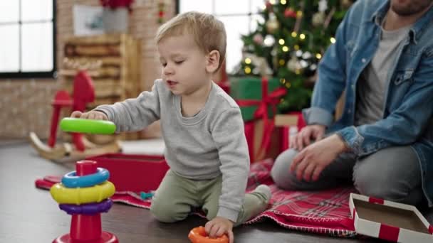 Ojciec Syn Świętują Boże Narodzenie Domu — Wideo stockowe