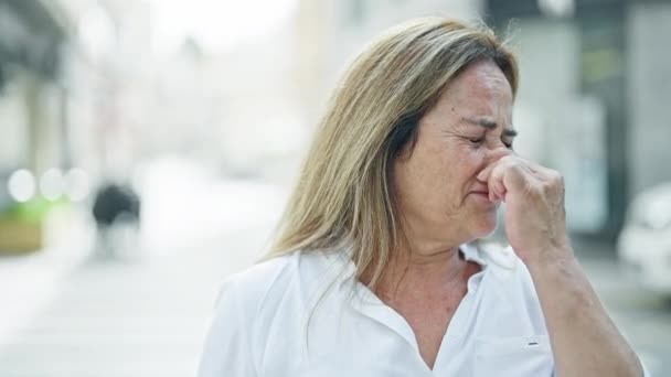 Mujer Hispana Mediana Edad Estornudando Calle — Vídeos de Stock