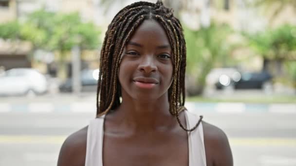 Afro Amerikalı Kadın Gülümsüyor Dişlerinin Parmaklarıyla Sokağı Işaret Ediyor — Stok video