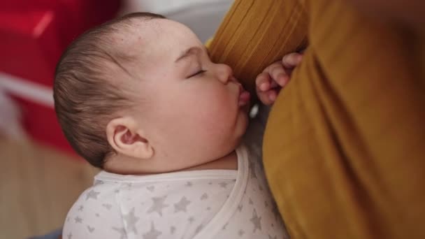 Mutter Und Sohn Schlafen Auf Sofa Und Feiern Weihnachten Hause — Stockvideo