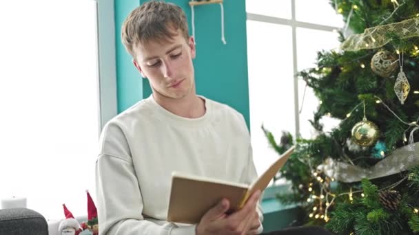 Fiatal Kaukázusi Férfi Olvas Könyvet Ünneplő Karácsony Otthon — Stock videók