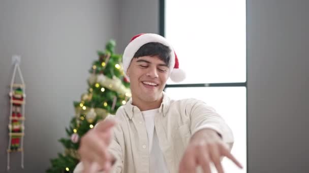 Jeune Homme Hispanique Célébrant Noël Dansant Maison — Video