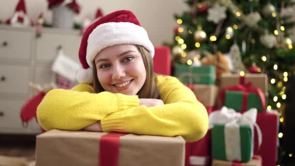 Mladá Blondýna Žena Opírající Dárek Sedí Podlaze Vánočního Stromku Doma — Stock video