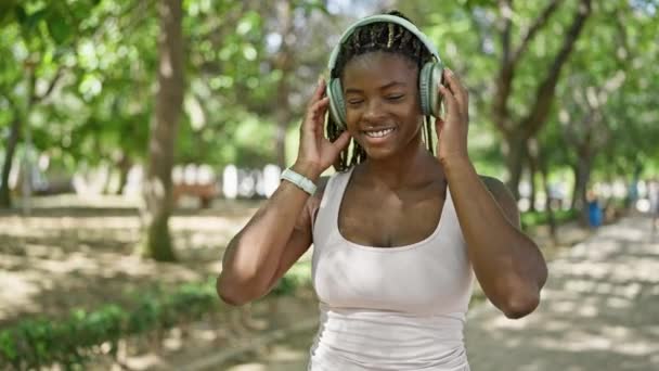 Afrikai Amerikai Zenét Hallgat Táncol Parkban — Stock videók