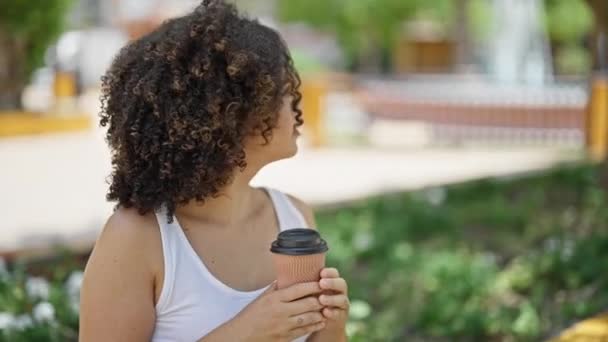 Genç Güzel Spanyol Kadın Gülümsüyor Parkta Kahve Içiyor — Stok video
