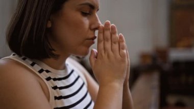 Viyana 'daki Augustinian Kilisesi' nde kilise bankında dua eden güzel İspanyol bir kadın.