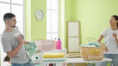 Güzel bir çift çamaşırhanede çamaşırlarını yıkarken birlikte çamaşır odasında ev işlerinin keyfini çıkarıyorlar.