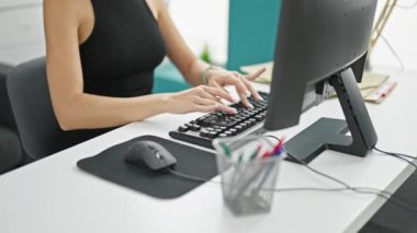 Genç sarışın iş kadını bilgisayar kullanıyor. Ofiste dinleniyor.